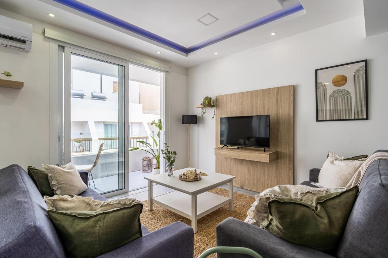 Beach Daze 1-Br Apt By Finikoudes Beach Larnaca Buitenkant foto