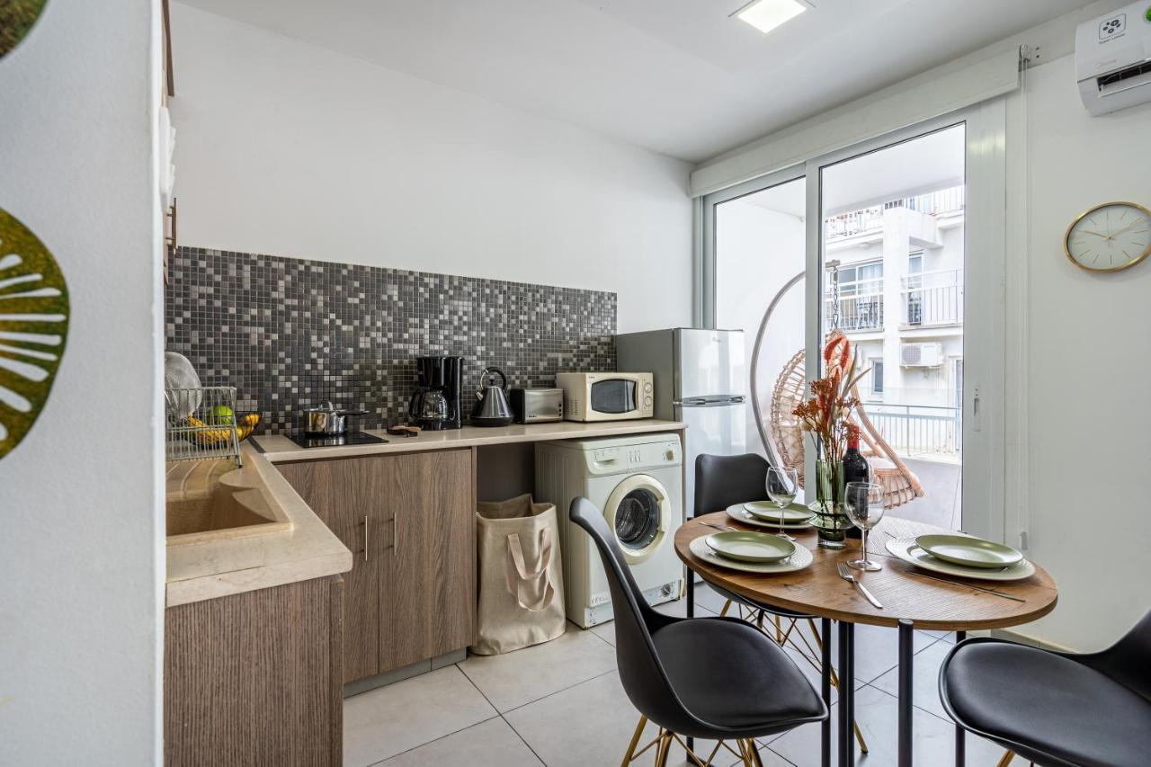 Beach Daze 1-Br Apt By Finikoudes Beach Larnaca Buitenkant foto