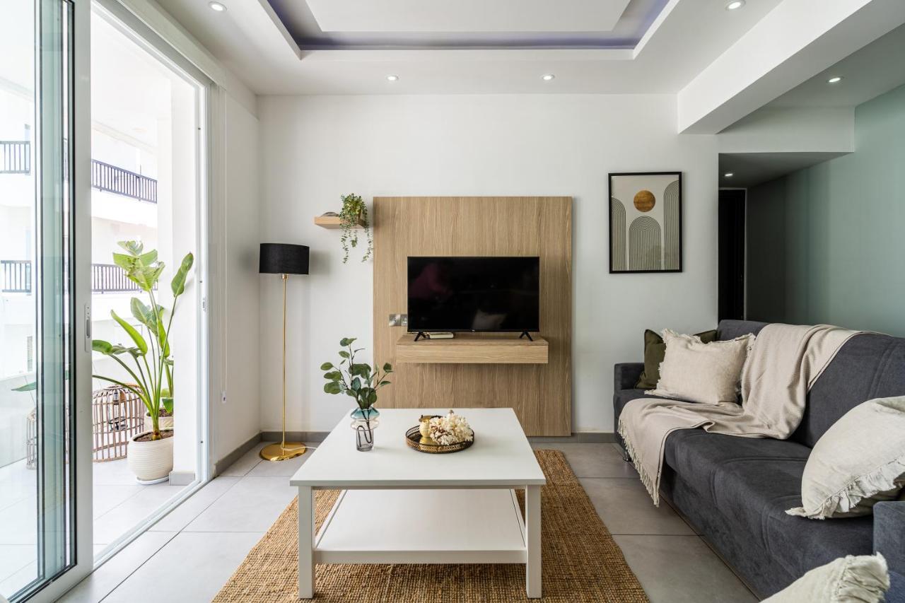 Beach Daze 1-Br Apt By Finikoudes Beach Larnaca Buitenkant foto