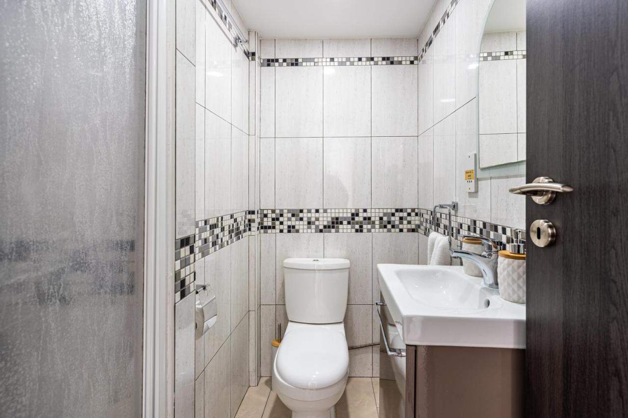 Beach Daze 1-Br Apt By Finikoudes Beach Larnaca Buitenkant foto